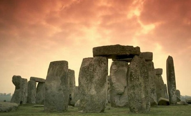 Около 15 000 души се събраха в Стоунхендж за да