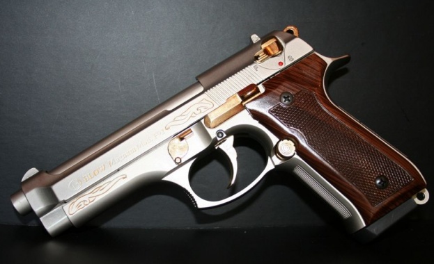 Спипаха петокласник със зареден пищов и списък с потенциални мишени