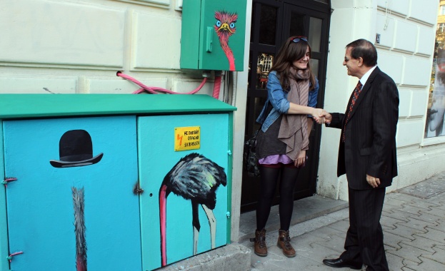 Доброволци почистваха от плакати изрисуваните табла в София