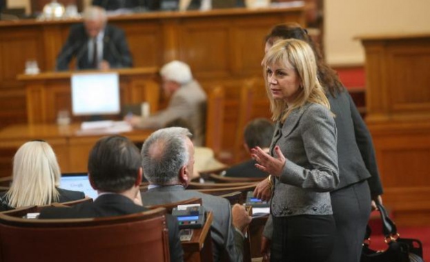 Ангелова: БСП печели време, за да „извие ръцете“ на ДПС 