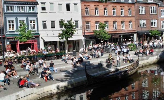 Правителството на Дания обяви че временно затваря всички търговски молове