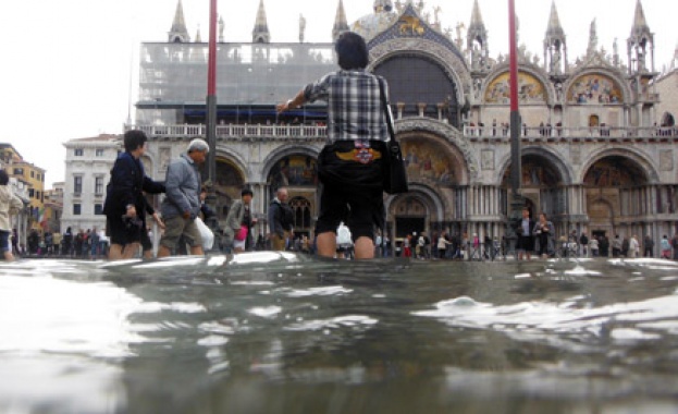 Проливни дъждове и липса на предупреждение от метеоролозите оставиха Венеция