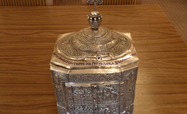 Свети мощи св Евангелие жезъл икони богослужебни вещи и утвар