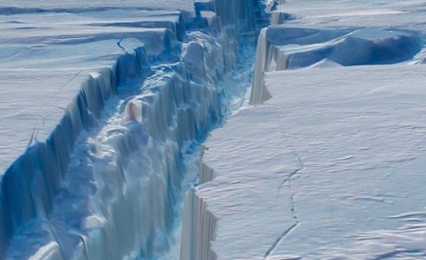 Огромен айсберг е на път да се отчупи от Антарктида