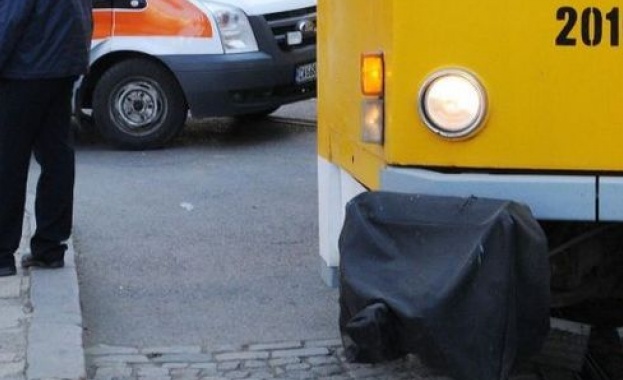 Трамвай блъсна двама пешеходци на „Ситняково”