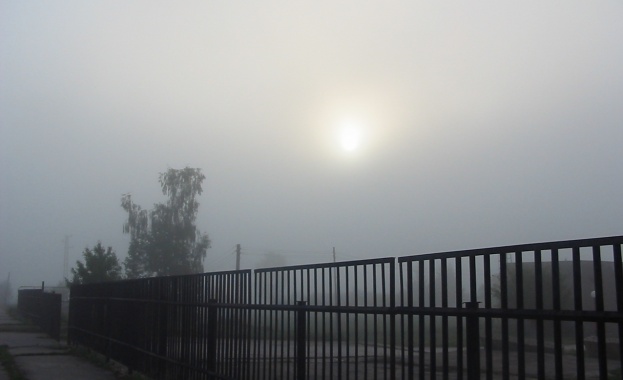 Сутринта на места в низините и котловините видимостта ще бъде