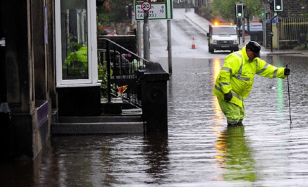 Червен код за наводнения в части от Великобритания, армията оказва помощ