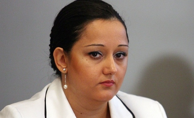 Павлова иска одит на обществените поръчки в министерството