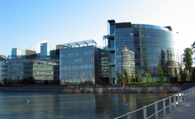 Акционерите на Nokia одобряват продажбата на бизнеса с мобилни устройства и услуги