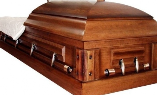 Нацистки престъпник бе погребан с ритници и освирквания