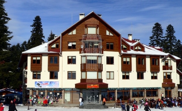 С около 20 по малко са туристите в хижите тази