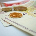 В малките квартални магазини хората продължават да плащат основно в лева