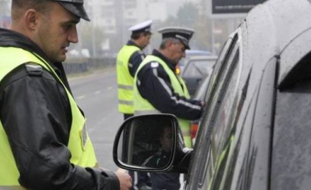 Полицаи спасиха трима от кола, управлявана от пиян шофьор