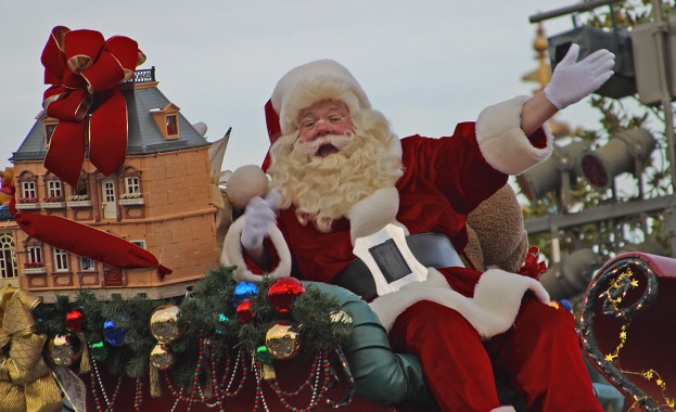 Хиляди, облечени като Дядо Коледа, се надбягват в Атина