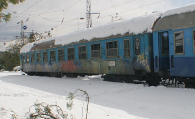 Десетки пътници бедстват в закъсал влак 
