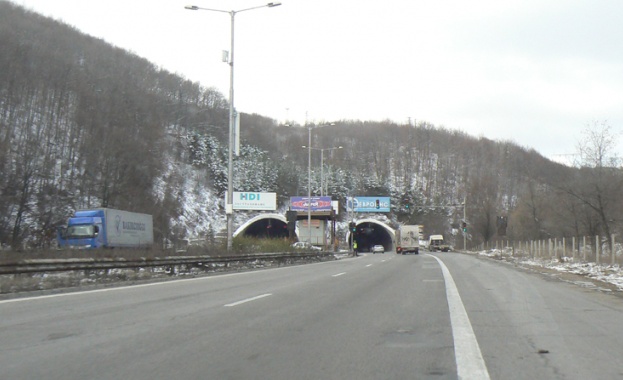Движението по АМ „Тракия" в тунел „Трaянови врата" ще бъде ограничено