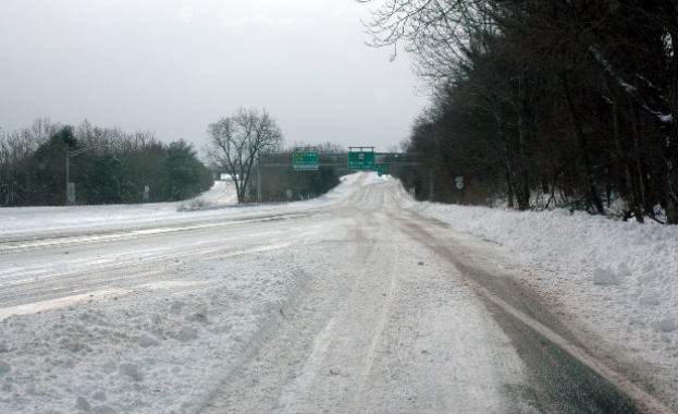 Бременни жени и деца сред закъсалите по пътищата у нас 