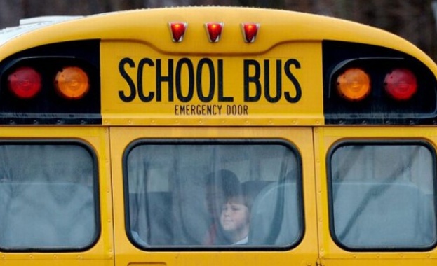 Училищен автобус превозващ 30 деца от летен лагер катастрофира в