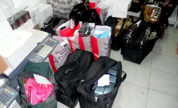 Задържаха 3742 „маркови“парфюма в камион със строителни материали