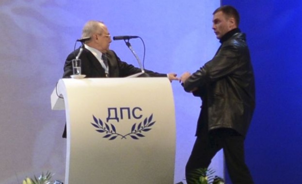 Енимехмедов наистина се е опитал да произведе три изстрела