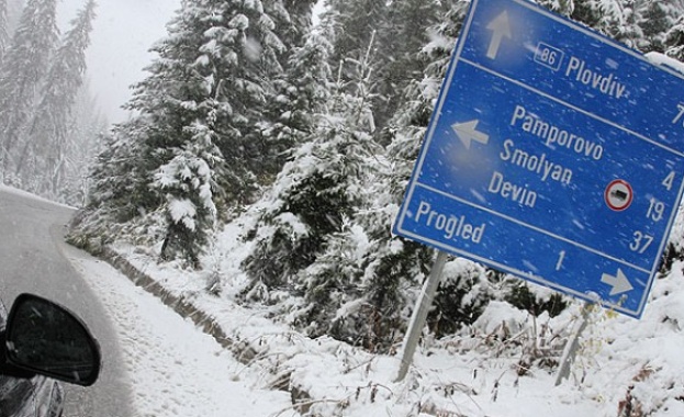 Сложна пътна обстановка заради новия снеговалеж в Родопите