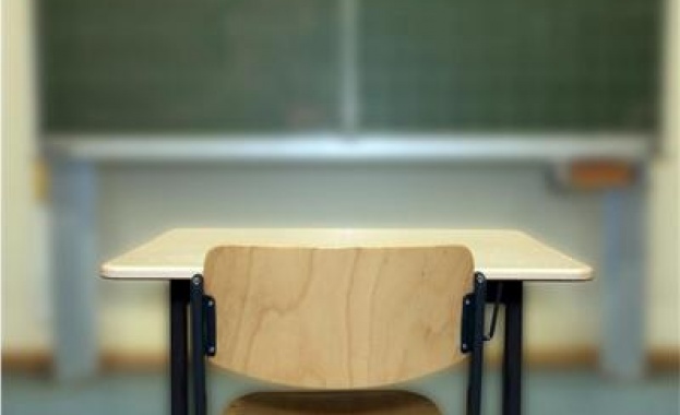 Склоняват образователни шефове на оставка с обезщетения от 6 заплати 