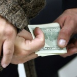 Задържаха украински зам.-министър в момент на получаване на подкуп от половин милион долара