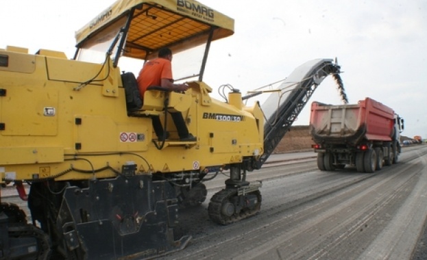 Изграждането на магистрали и първокласни пътища продължава