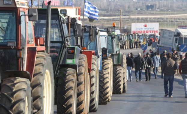 Гръцките фермери са готови от утре да засилят натиска с блокиране на всички пътища към Солун