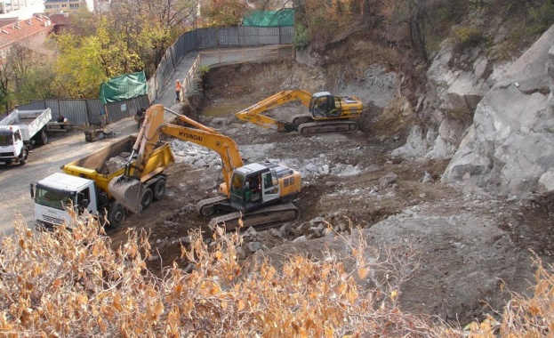 Строителни машини навлизат до дни в Борисовата градина