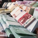 Изненадващо бюджетните разходи се свиват в най-тежкия месец от кризата