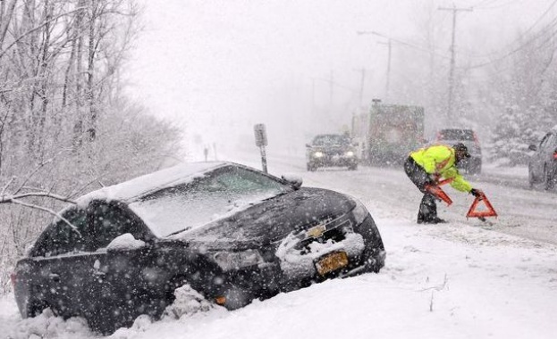 Снеговалежи и бури причиниха смъртта на трима души в САЩ