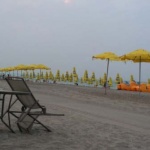 Хотелиер сложил незаконно чадъри и шезлонги на варненски плаж