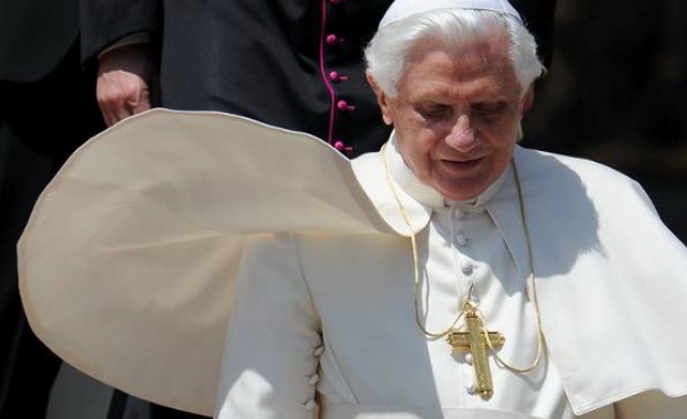 Във Ватикана днес започна поклонението пред тленните останки на папа