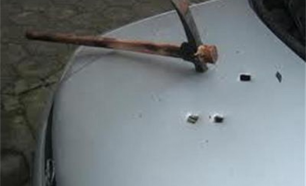Колата на жена от Ловеч осъмна със забита в тавана кирка