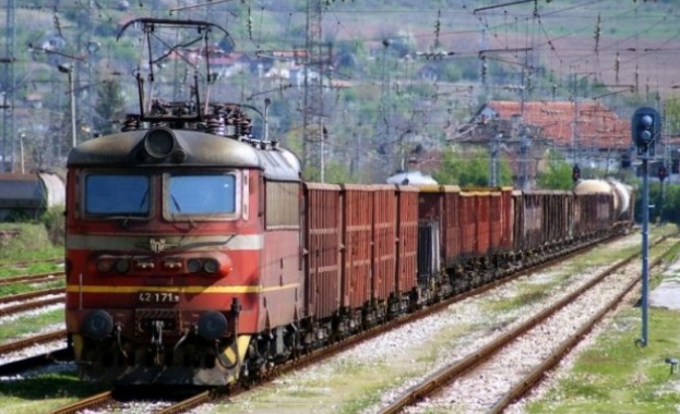 Товарен влак е дерайлирал между гарите Ветово и Сеново в