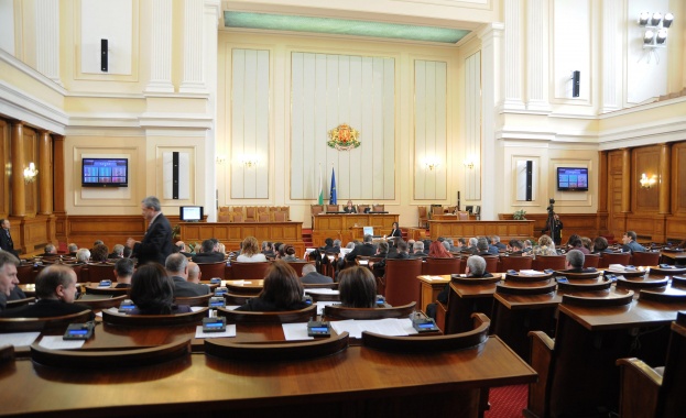 Депутатите приеха от трети път спорна промяна в конституцията