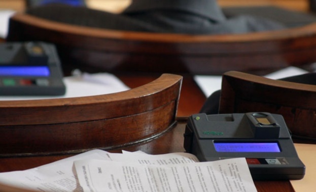 До три години престой в специализираните институции гласуваха депутатите