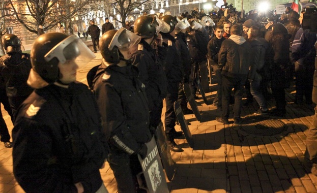 Жандармерията в готовност да атакува протестиращите полицаи