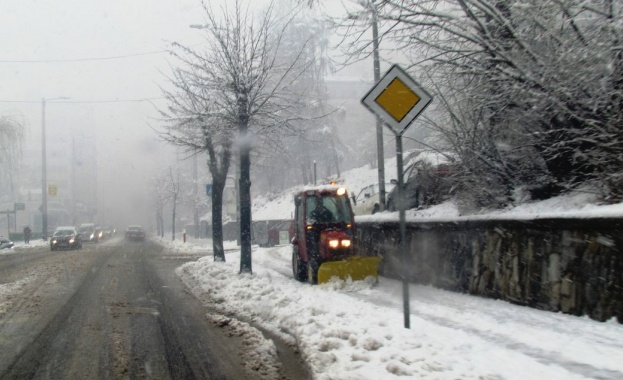 В Смолянско осъмнаха със сняг, пътните служби са в готовност