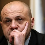 Няма полза от толкова подслушване. По нищо не личи, някой да чува "другия"