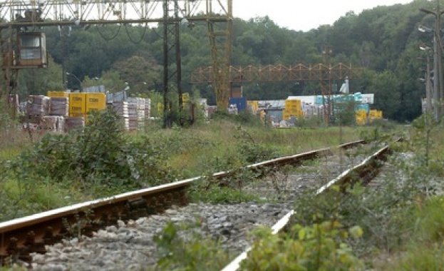 Локомотив прегази двама работници на жп мост край "Илиянци"