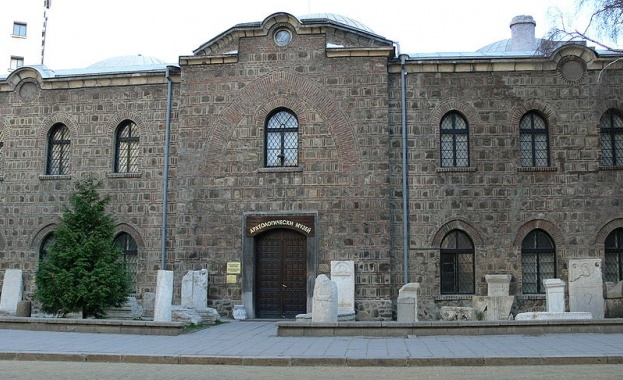 "Антични" рокли на благотворителна разпродажба в Археологическия музей