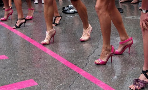 Не може да няма изход, по дяволите: останаха ли изобщо мъже в тази страна??! 