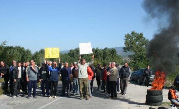 Десетки жители на Копривщица блокираха Подбалканския път недоволни от качество
