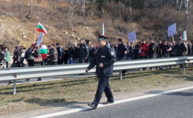 Миньори блокираха пътя Бургас-Слънчев бряг