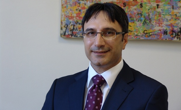 Правителството е едно бебе с чудесен апетит от единия край и пълна безотговорност от другия