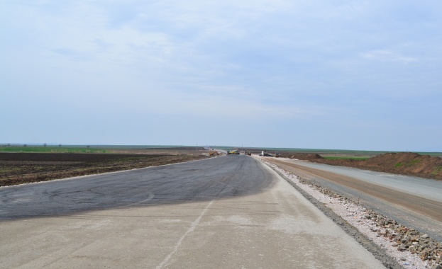 Почти половината километри от магистралите у нас трябва да бъдат