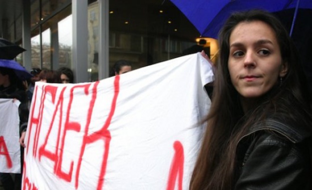 Учители от НГДЕК излязоха с апел към управляващите