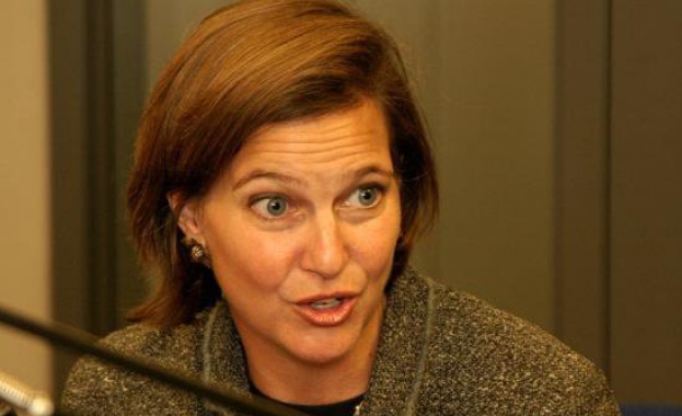 Атакисти чакат Нюланд, за да й кажат "F*ck USA" 